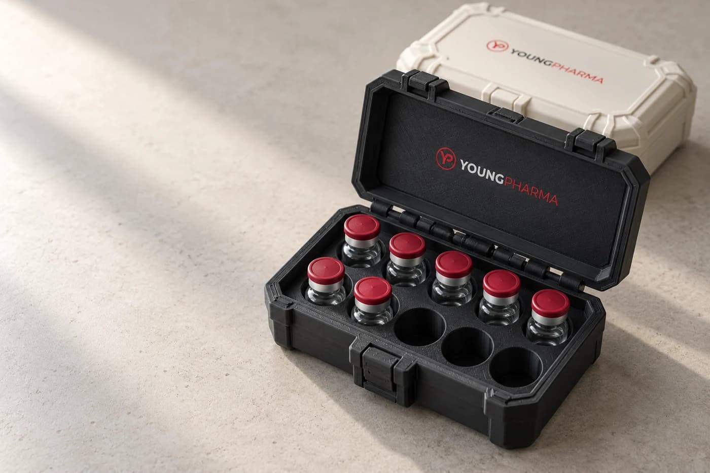 YoungPharma vial case — siyah ve beyaz